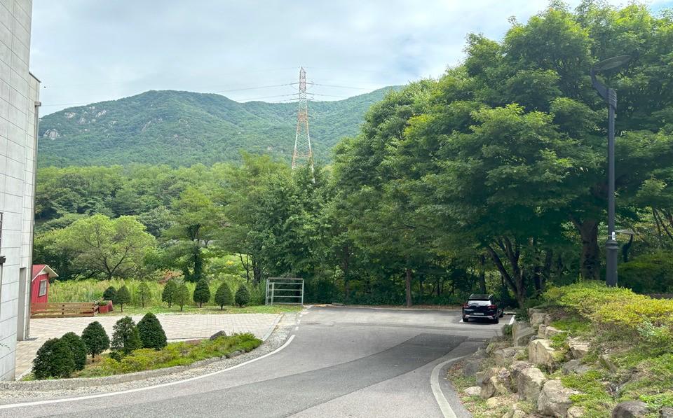 장령산휴양림 주차장과 자연경관
