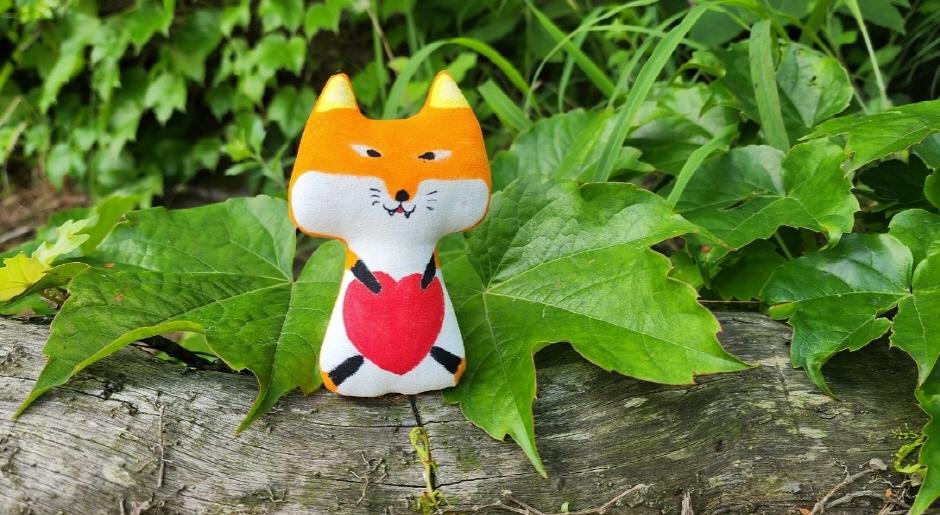 바느질 하는 농부 여우인형