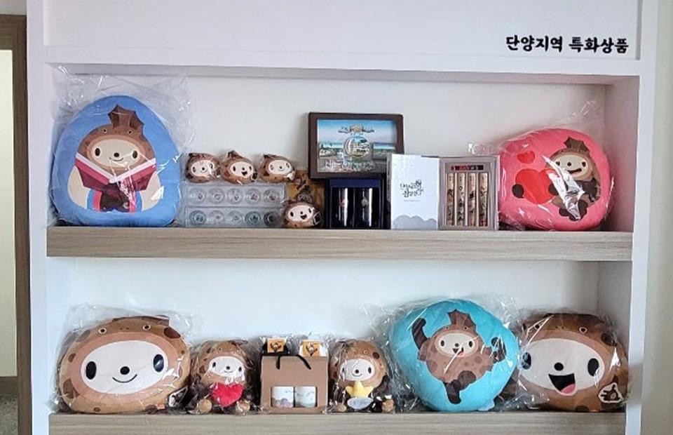 구경당 단양 관광 기념 인형.jpg