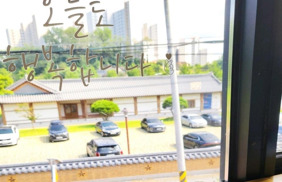 커피타임 창가 풍경