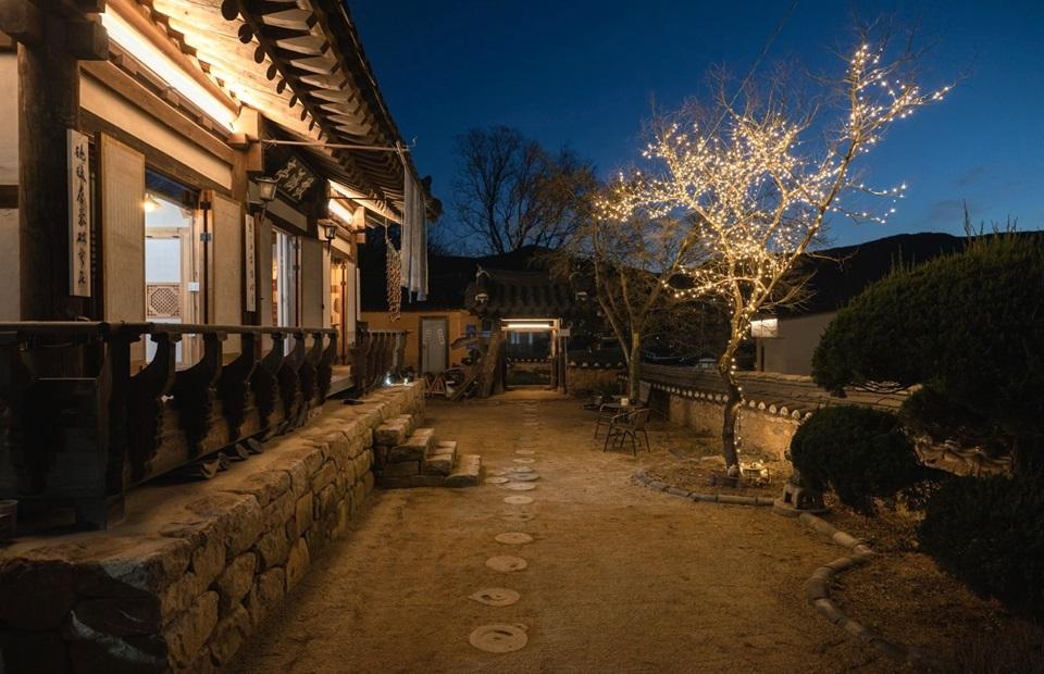 경함정 마당 야경