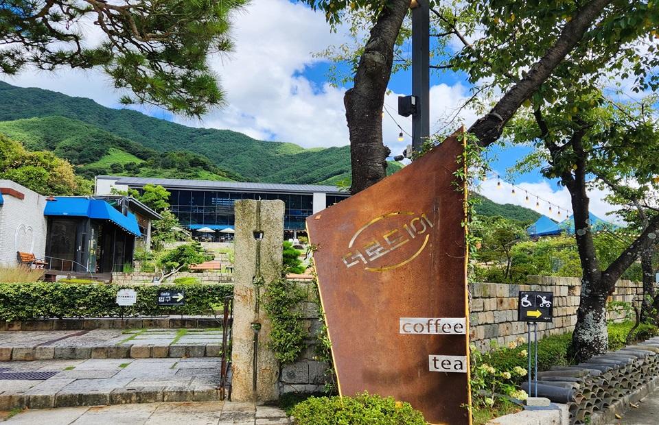 더로드101 카페 입구