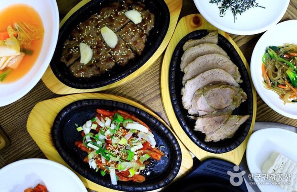 돌집식당 한상차림