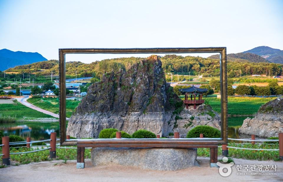 도담삼봉 액자 포토존