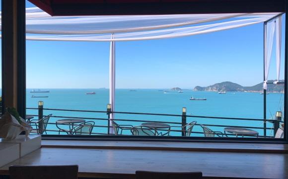 카페 피라 내부에서 본 테라스와 바다