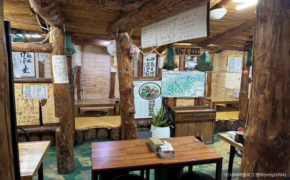 소백산능이버섯칼국수 내부
