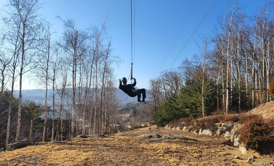 강화레포츠파크 짚라인 타는 사용자
