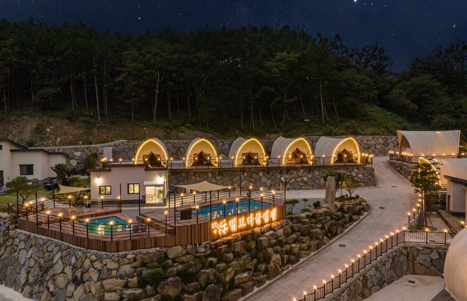 별보다글램핑 입구와 전경