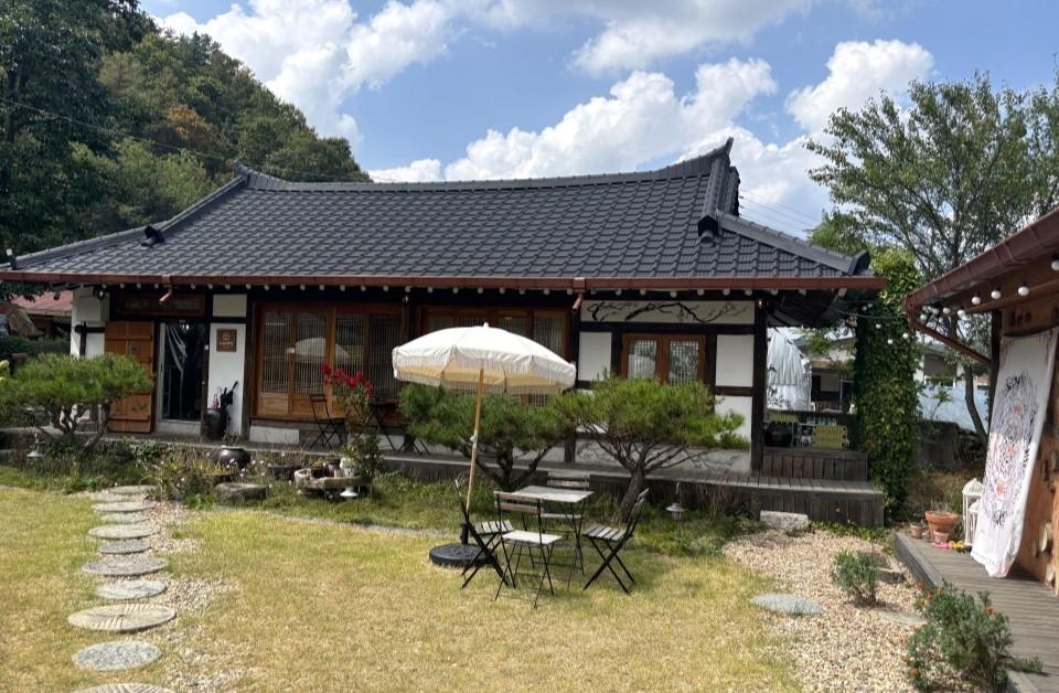 카페 해영 정원과 한옥채