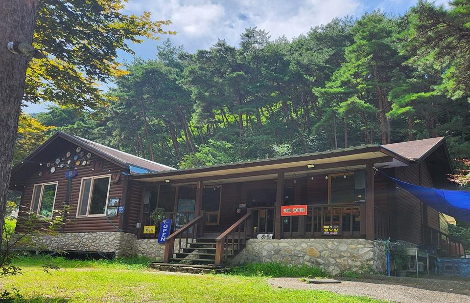 지리산용궁휴양촌 카페산아래 외관과 산