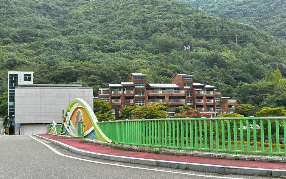 장령산휴양림 외관과 뒷산
