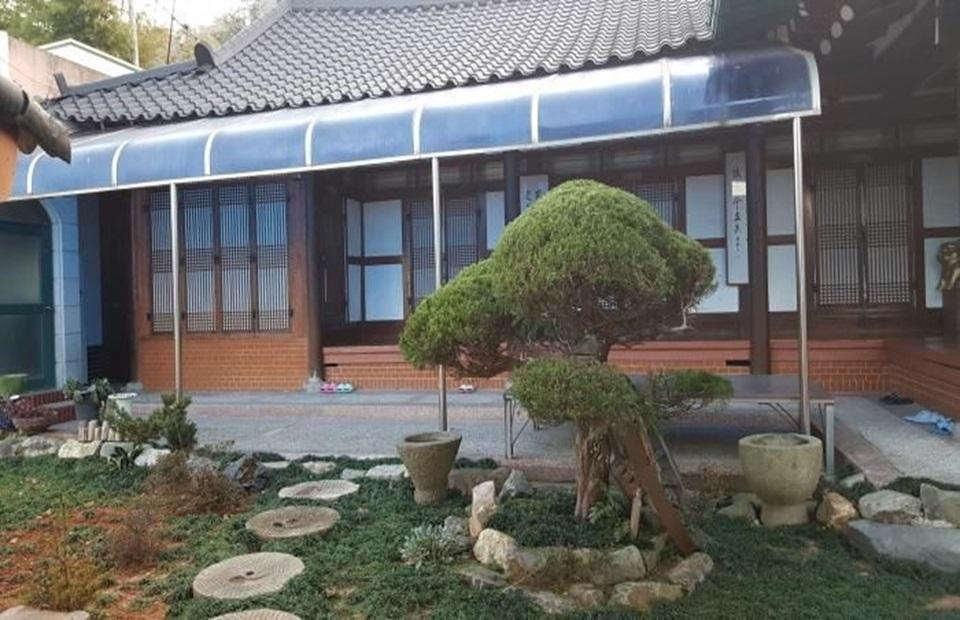 자연스토리 마당과 한옥채