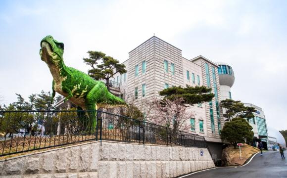 안면도 쥬라기 박물관 건물과 대형 공룡 조형물