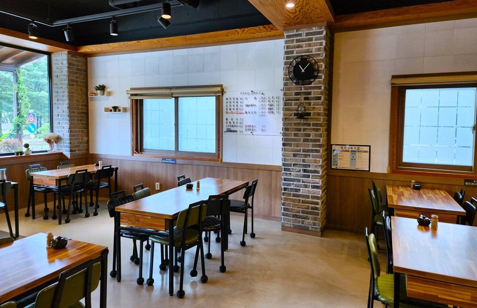 3.3국밥 실내 