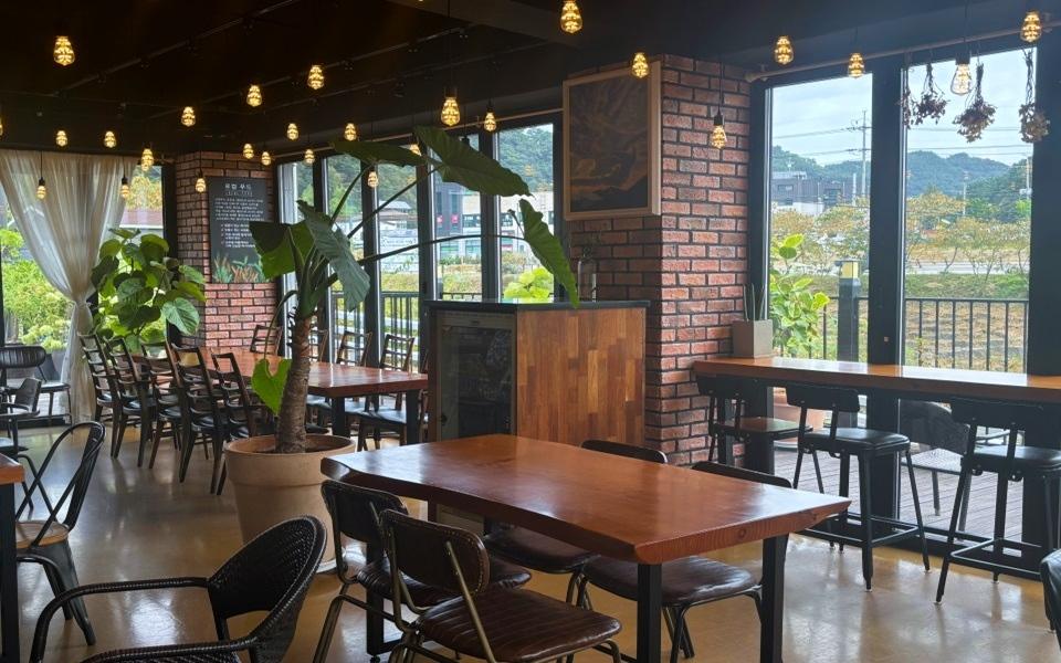 뜰팡 내부 테이블과 조명
