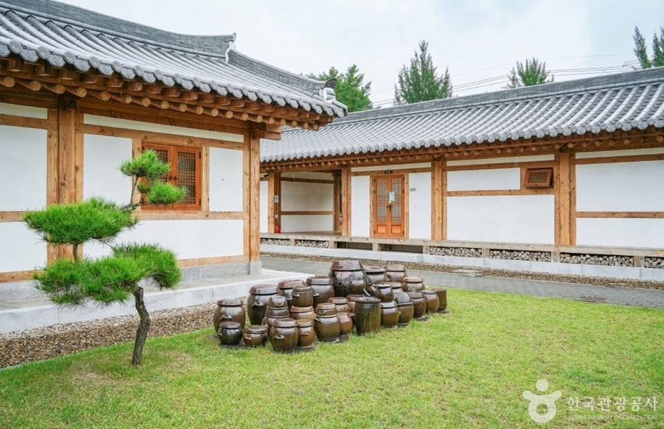 전통문화체험관 한옥과 장독대