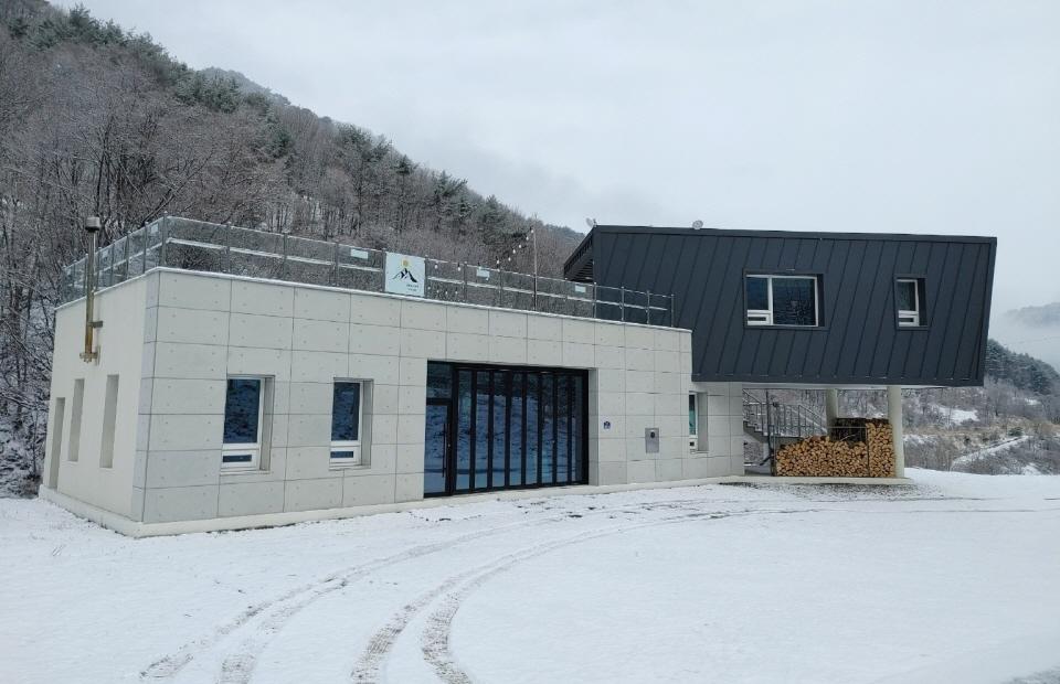 도마령영농조합법인 눈 내린 전경