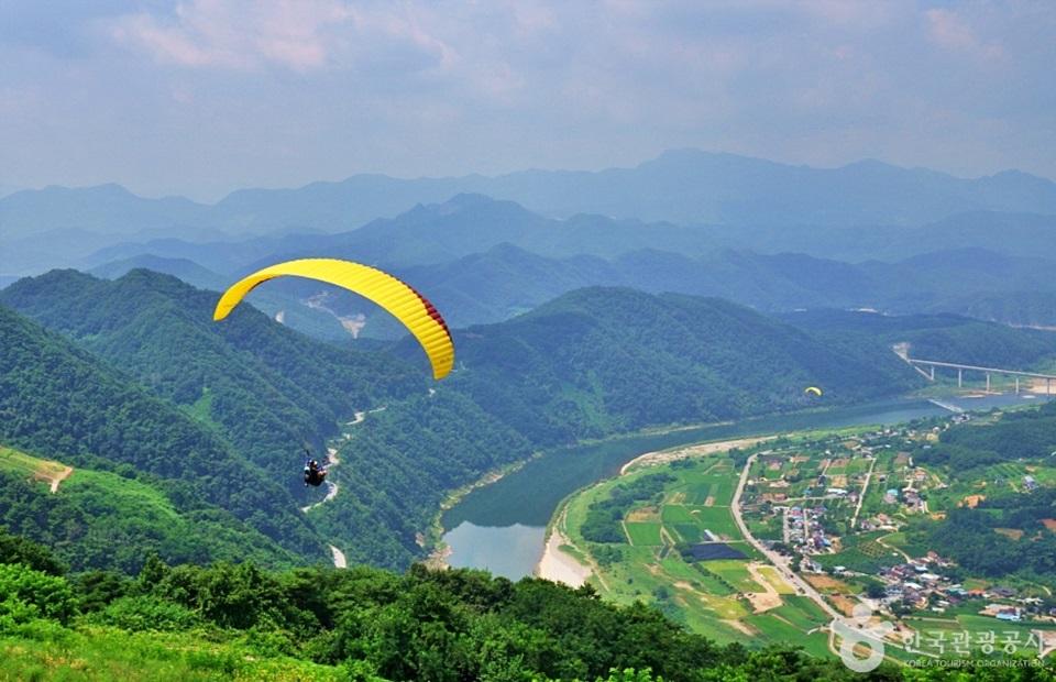 청춘 패러글라이딩 비행 사진